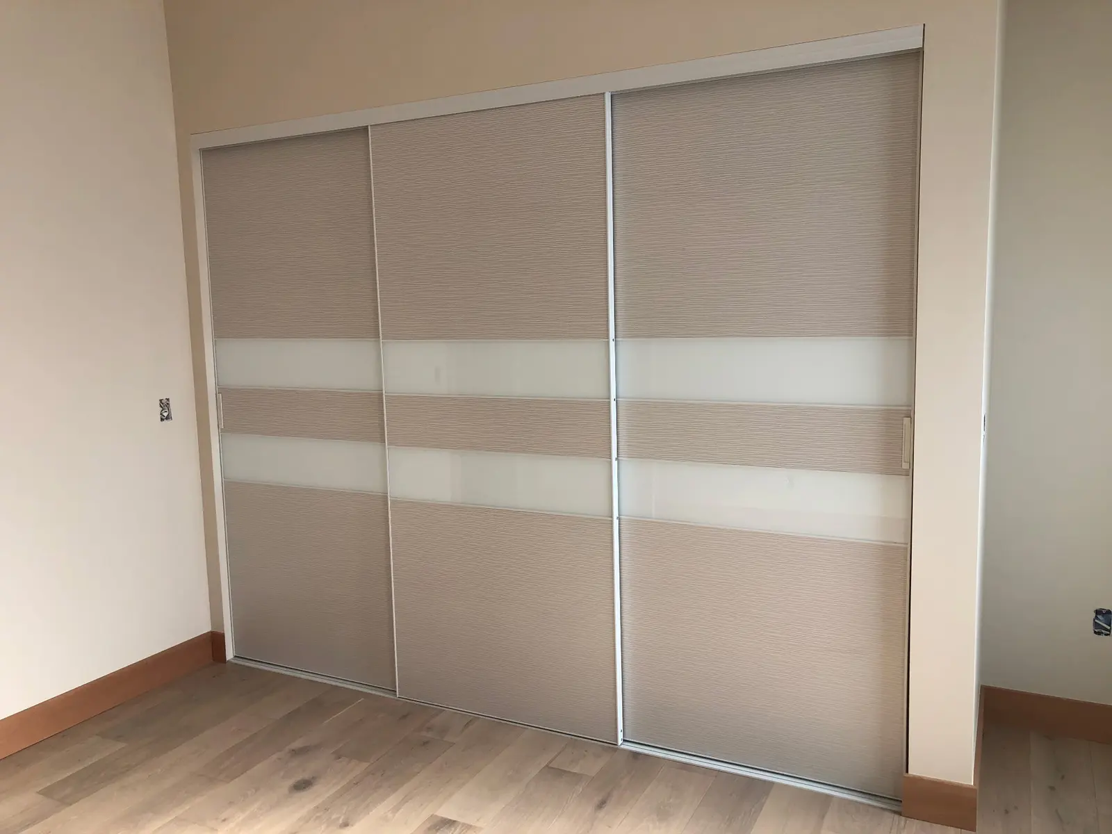 Sliding closet doors with a slim aluminium frame and a frosted glass band